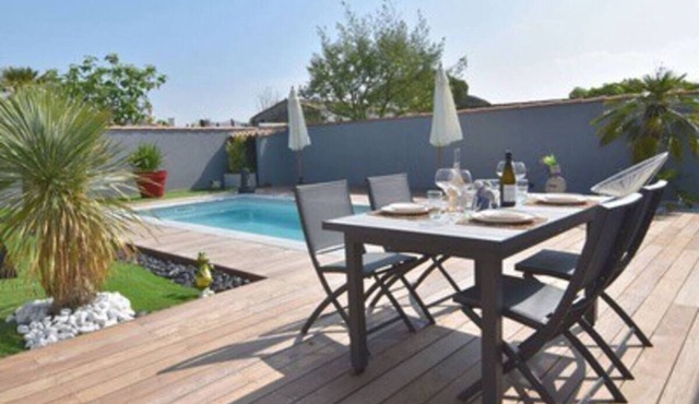 House with swimming pool 300 metres from the beach and center