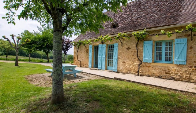 House with shared jacuzzi and garden, near Dordogne
