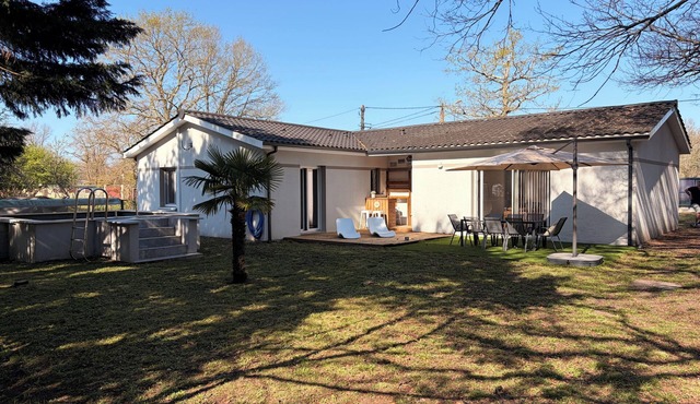 House with swimming pool, ideal for vacations & professional stays.
