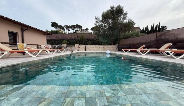 House with saline pool 5 minutes from Sitges