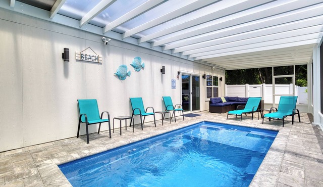 House with Screened Heated Pool year-round with 10 minutes to the Beaches!