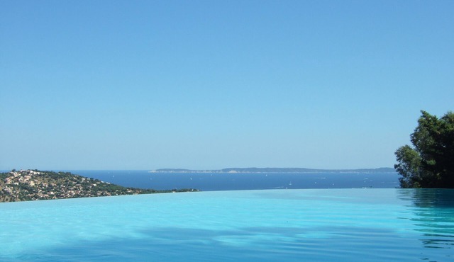 House with sea view, overflowing swimming pool - discount in August, 300m from the village of Bormes