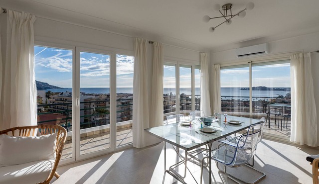 House with sea view in the center of Beaulieu