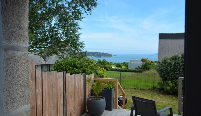 House with sea view and enclosed garden.