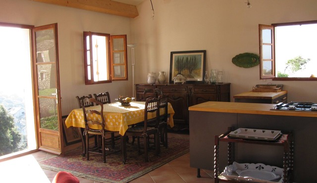 House with sea view and large plot