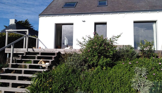 House with sea view, close to beaches and footpaths. Peace and quiet.