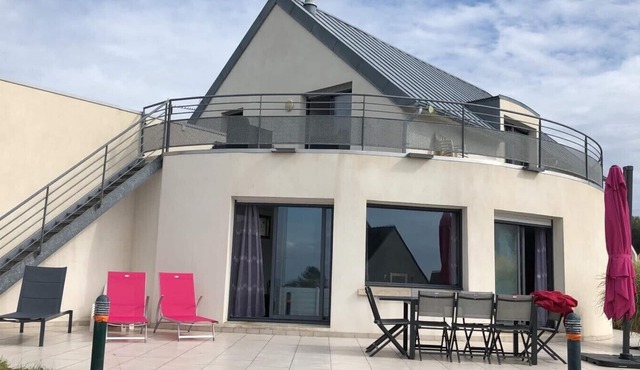 House with sea view, walking distance to the beach, enclosed garden