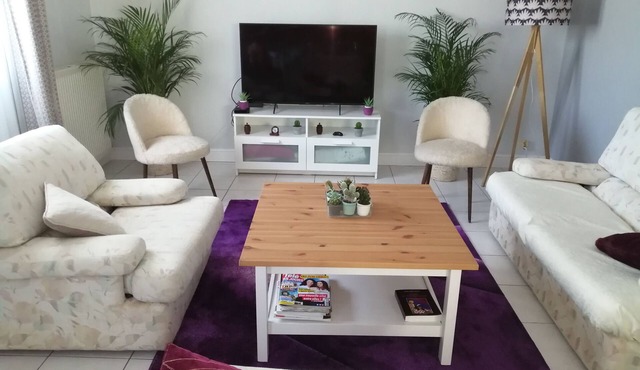 House with secure garden for 8 people, 300 m from port, beach and shops