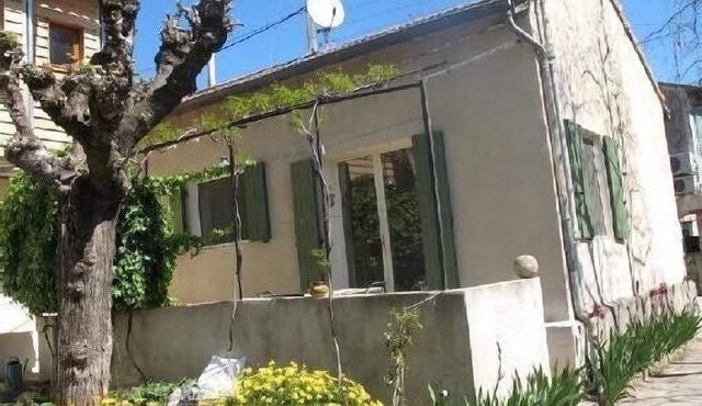 House with shaded terrace and optional spa in NÎMES