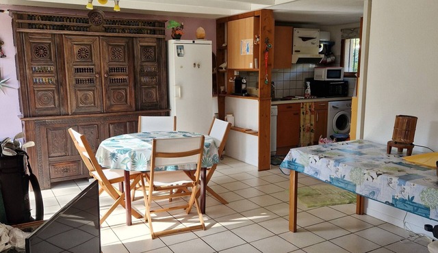 House with shared pool 30m far, 100 m from the Golf de l'Ardilouse