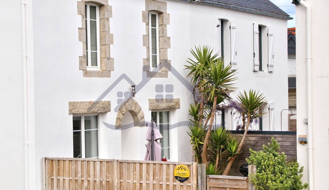 House with small enclosed garden in the port of Lechiagat