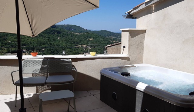 House with SPA, in a hilltop village in the Luberon