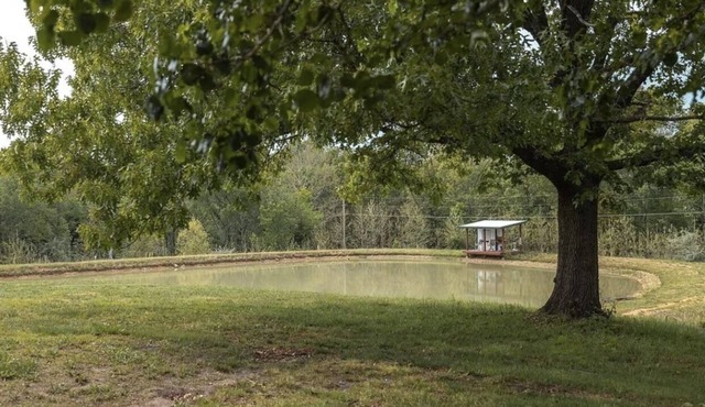 House with stocked pond near Leonard Wood; events allowed with prior approval