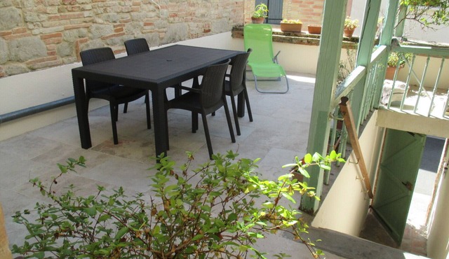 House with sunny terrace; 3 rooms .