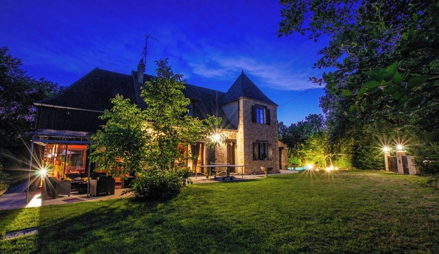 House with swimming pool in Périgord Noir near Josephine Baker's castle