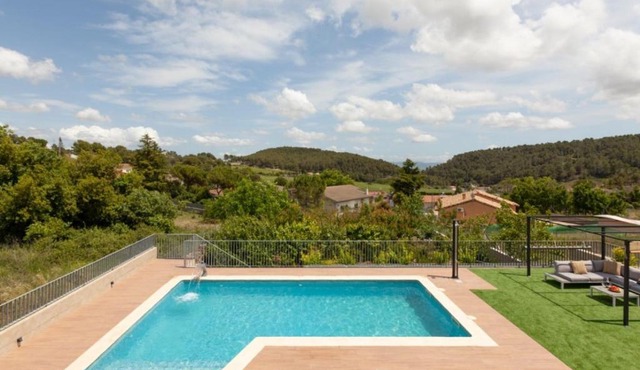 House with swimming pool in Penedes area
