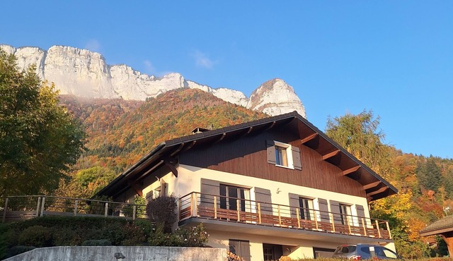 House with swimming pool between lake and mountains