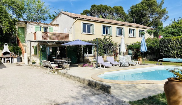 House with swimming pool 5 min from Aix. Pets allowed. Ideal for families.