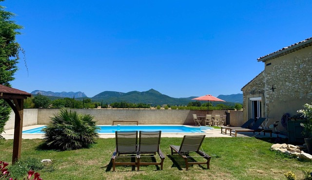 House with swimming pool in drome Provençale - gîte de Fragene