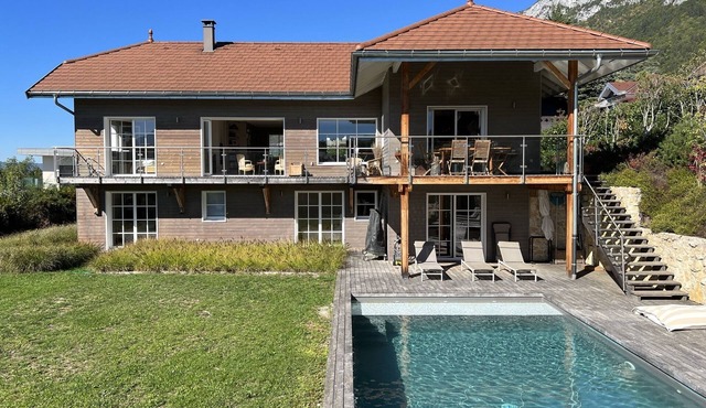 House with swimming pool, lake and mountain views in Veyrier-du-Lac, near Annecy
