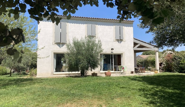 House with swimming pool and wooded garden sleeps 6