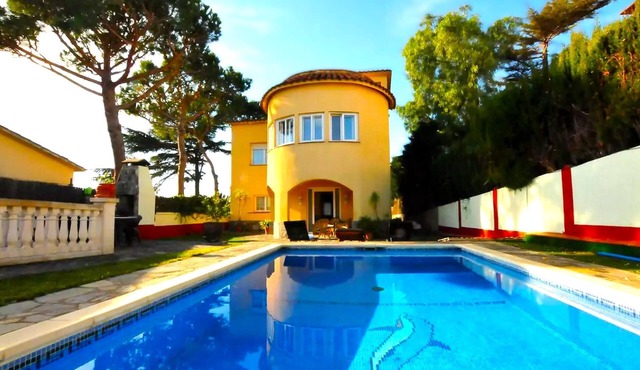 House with swimming and sea views-20 min Barcelona
