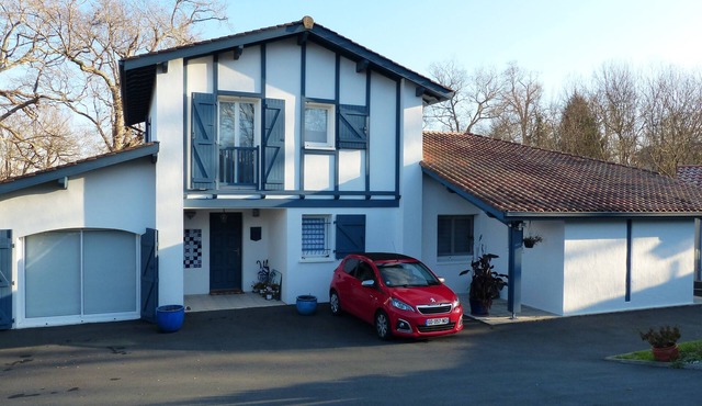 House with swimming pool on the Bassussarry golf course
