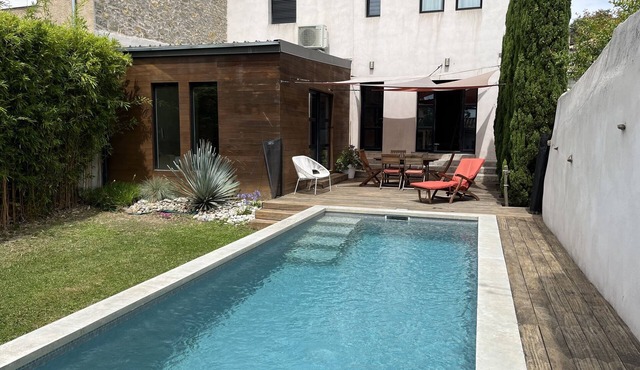 House with swimming pool in the city center, quality services