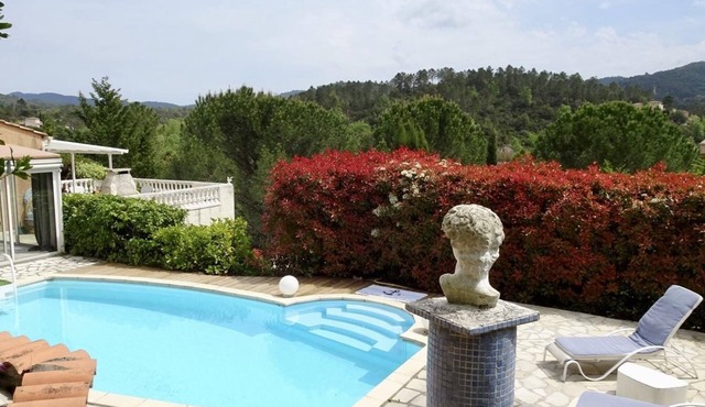 House with swimming pool next to Lake Saint-Cassien