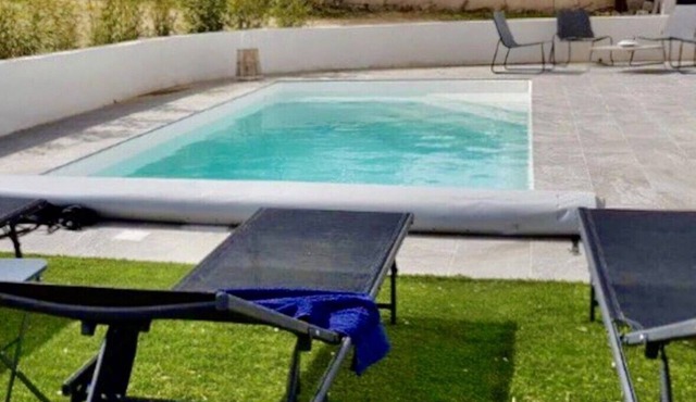 House with swimming pool close to town center