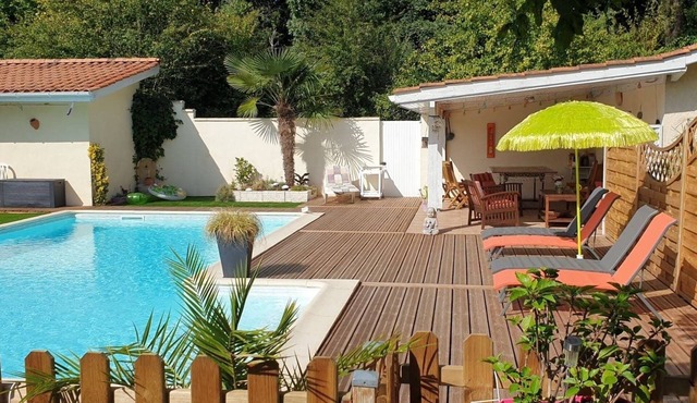 House with swimming pool not overlooked- near Bordeaux - 3 bedrooms - 6 people