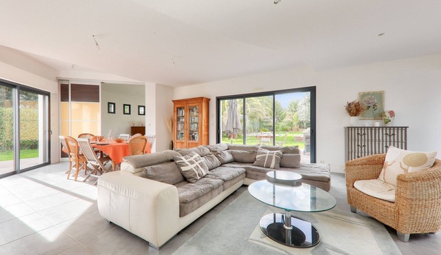 House with swimming pool for ten people