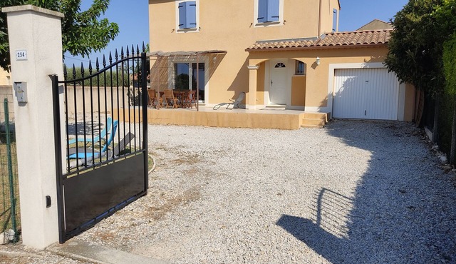 House with Swimming pool Shaded terrace, Trampoline Enclosed garden Vineyard view