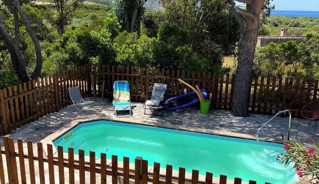 House with swimming pool, sea and mountain views with direct access to the beach 700m