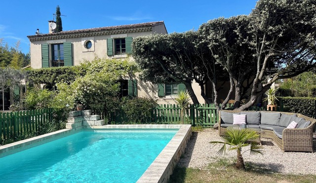 House with swimming pool at the bottom of alpilles