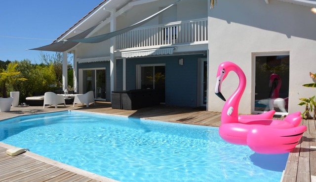 House with swimming pool, 5 bedrooms, capacity from 6 to 10 people, near the beaches