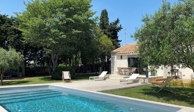 House with swimming pool and large garden near the sea
