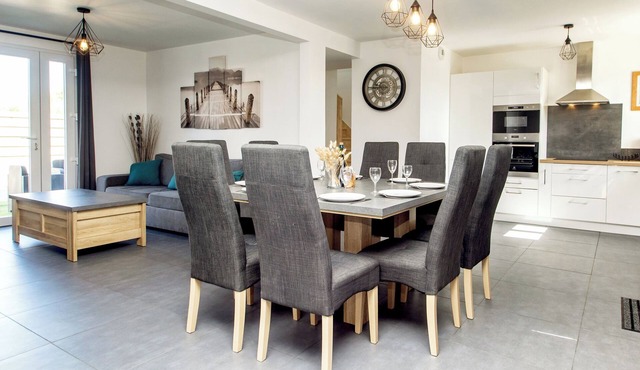 House with swimming pool - walking distance to the beach