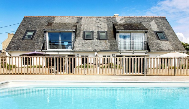 House with swimming pool - walking distance to the beach