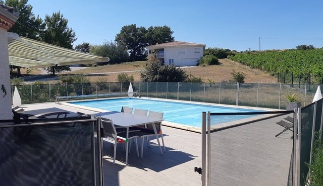 House with swimming pool, at the foot of the vines, for family and friends.