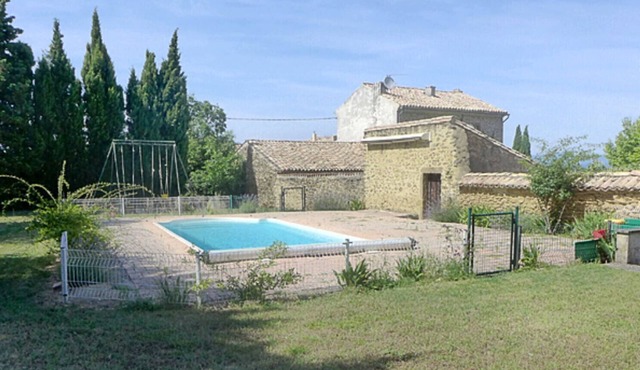 House with swimming pool, in the heart of the village of Rochegude