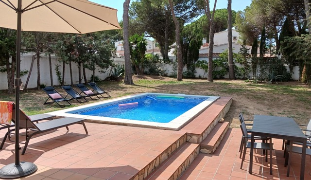 House with swimming pool, large garden and air conditioning 500 m from the beach