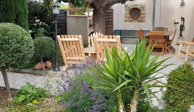 House with swimming pool and 3 bedrooms 6km from Narbonne beach. Air-conditioned