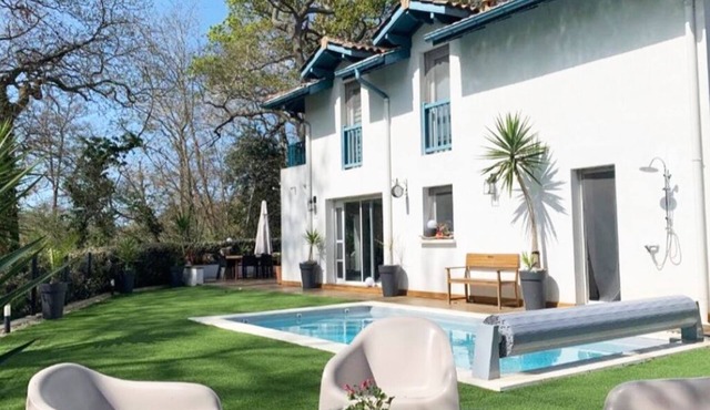 House with swimming pool, on the lake and close to the ocean
