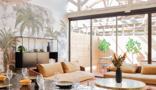 House with swimming pool, jacuzzi and sauna in the center of Bordeaux