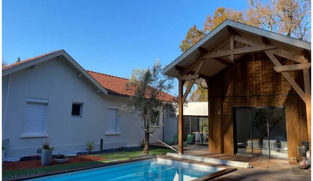 House with swimming pool and large garden