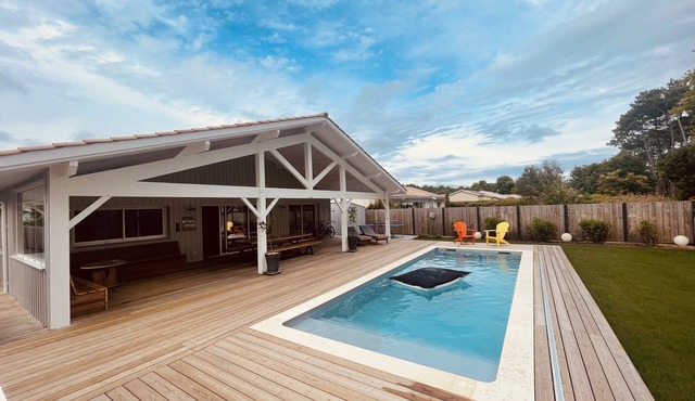 House with swimming pool close to the ocean