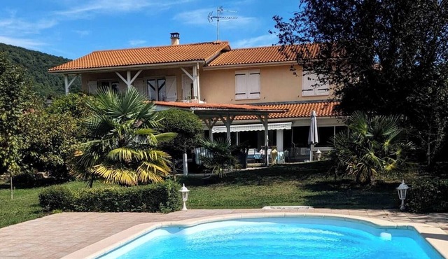 House with swimming pool 5 minutes from Charavines lake