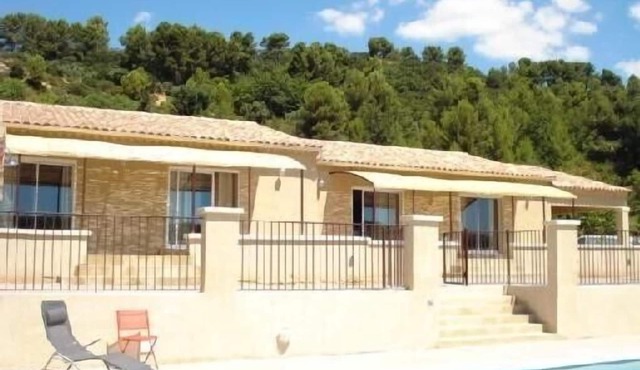 House with swimming pool in a green, peaceful setting in the Pays d'Aix region