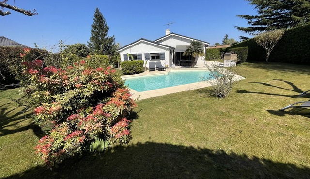 House with swimming pool 15 minutes from Bordeaux